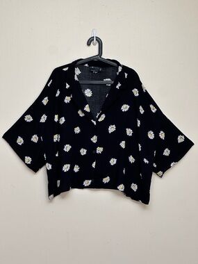 ASOS Design Curve Cropped Button Front Daisy Print Black Top Size US 24